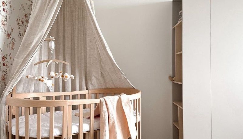 ovaal ledikant naturel met hemel, babybed met hemel, ovaal naturel babybed, houten ovale ledikant, houten babybed in ovale vorm, ovale box, ovaal peuterbedje, meegroei babybedje