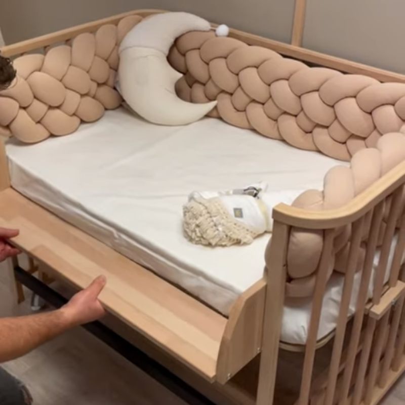 Co-sleeper vast maken aan futonbedden