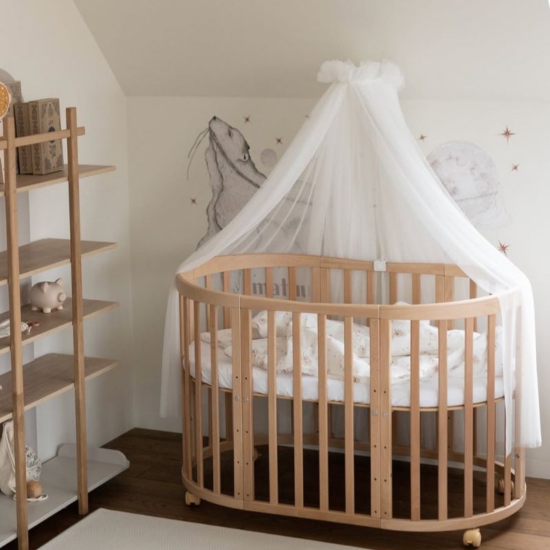 ledikant met hemeltje, ovaal ledikant, ovaal doorgoeiledikant, ovaal meegroeibed, houten babybed waldin