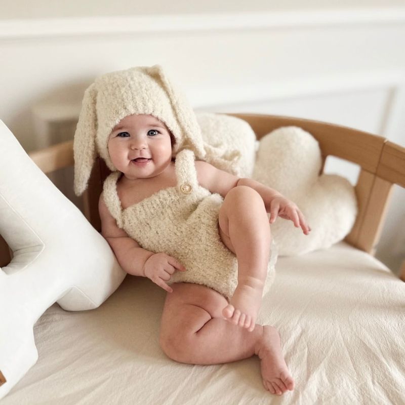 mooie baby in waldin babybed