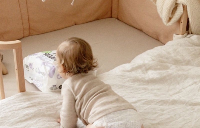 Mijn baby van 6 maanden slaapt nog in de grote co sleeper naast mijn bed, is dit normaal?