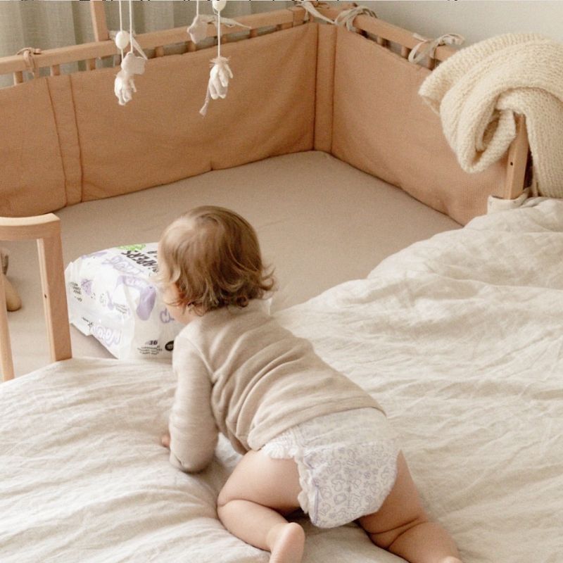 baby in grote co sleeper babyrace, houten co-sleeper ledikant, houten doorgroeiledikant, houten meegroeibed