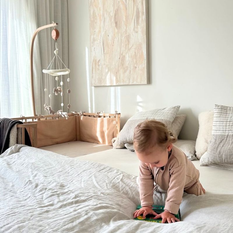 houten ledikant naast bed babyrace, houten aanschuifwieg, babybed naast ouderlijk bed, cosleeper naast bed, boxspring co-sleeper ledikant