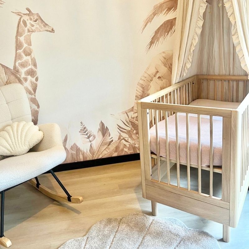 Eikenhout babybed jaxx, massief hout ledikant, luxe babymeubels, babykamer inspiratie