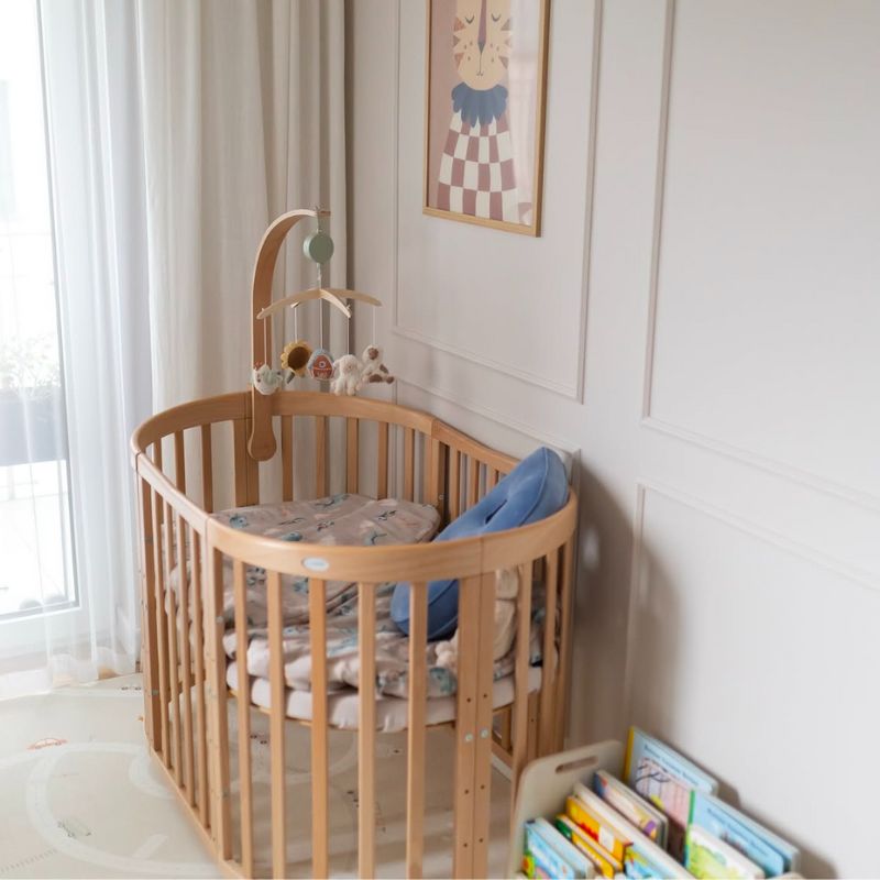 ovaal ledikant hout waldin, houten babybedje in ovale vorm, ledikant met babymobiel