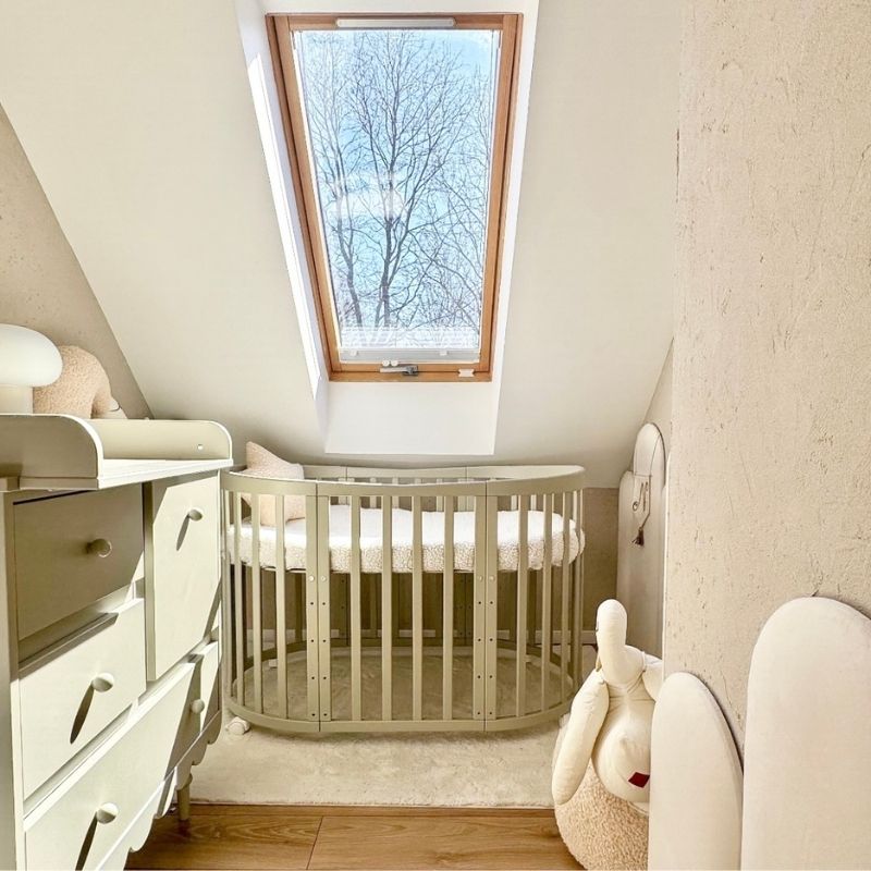 olijfgroen wiegje, ovaal ledikant, ovaal meegroeibed, olijfgroen babybedje, olijfgroen ledikantje, doorgroeiledikant waldin