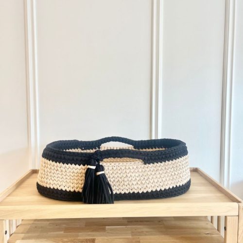 mosesmandje beige zwart, combikleur babymandje, gehaakt wiegje zwart beige