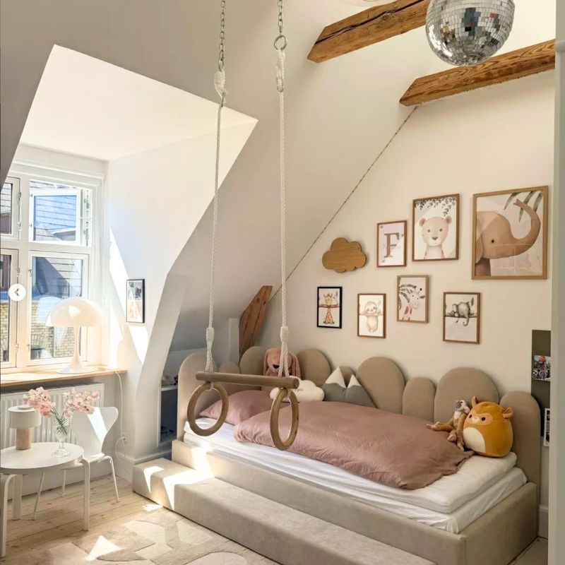 kinderkamer met peuter en kleuter bed met teddy wandpanelen